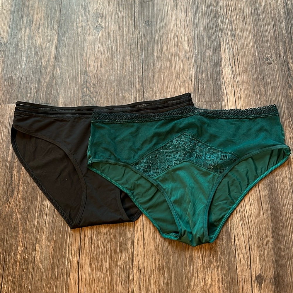 NWOT Victoria Secet pair of panties size small